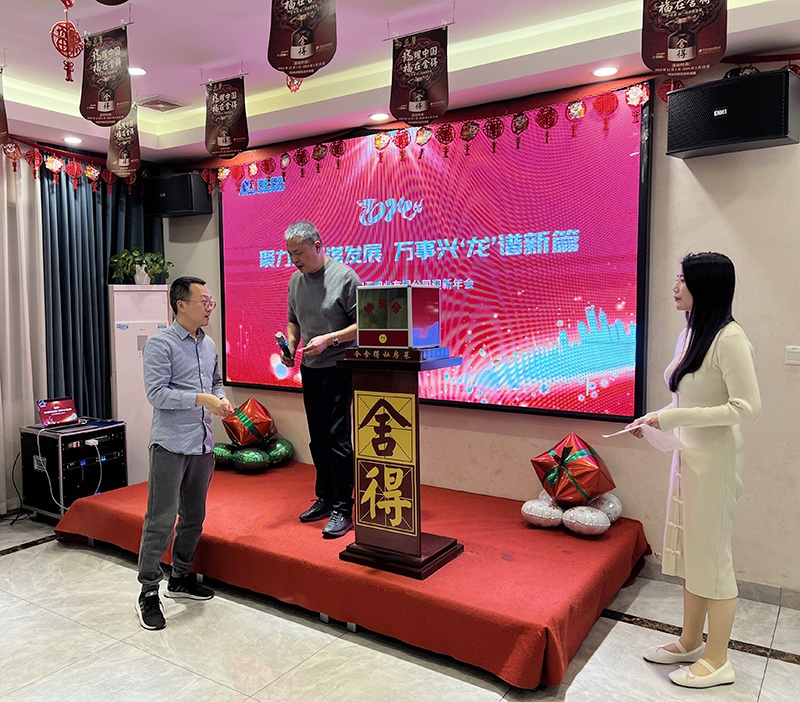 趙總和候廠抽取5位（三等獎）幸（xìng）運兒