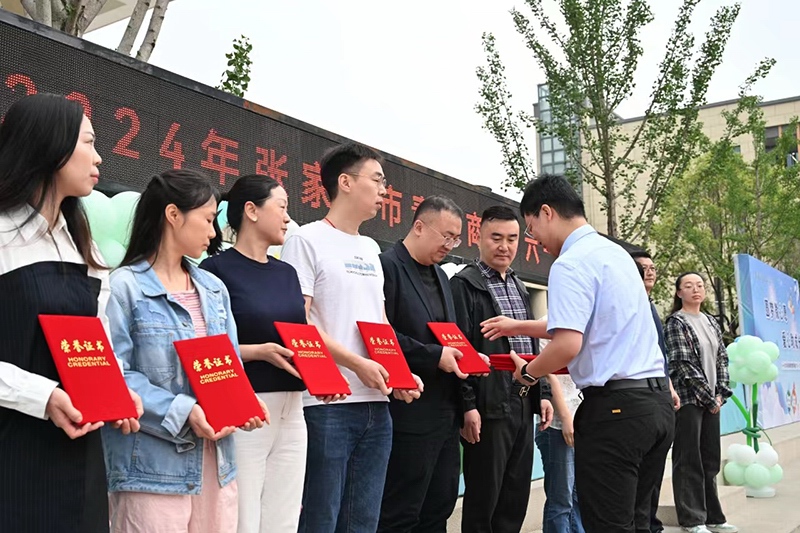 團市委副書記季君理為愛（ài）心企業（yè）家代表頒（bān）發捐贈證書